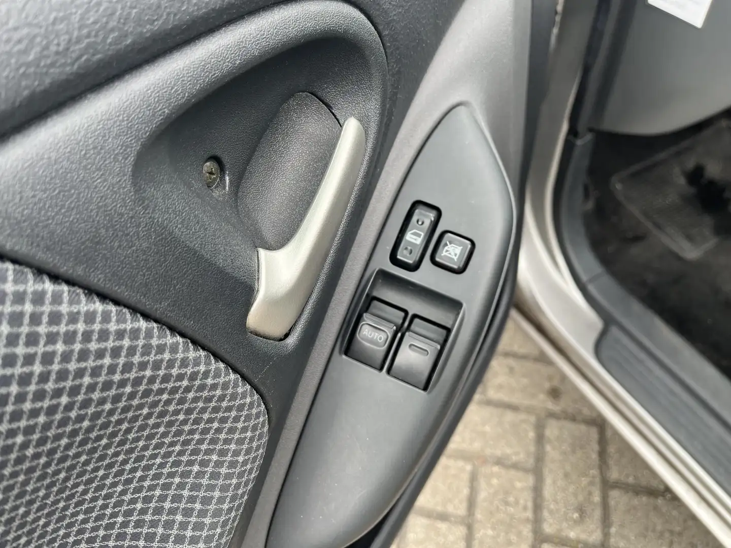 Toyota Yaris 1.0 VVT-i Sol MMT Automaat, NL auto slechts 85000k Grijs - 2