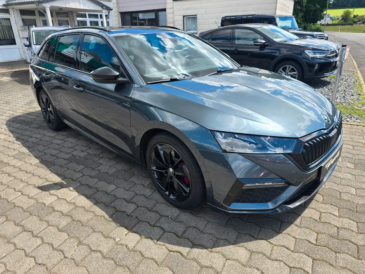 Skoda Octavia Combi 2.0 TDI RS AHK PANO MASSAGE Grau - 2