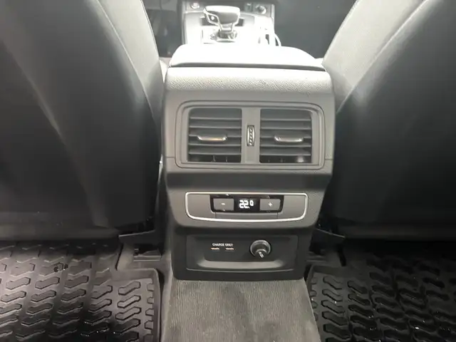 Audi Q5 view 11