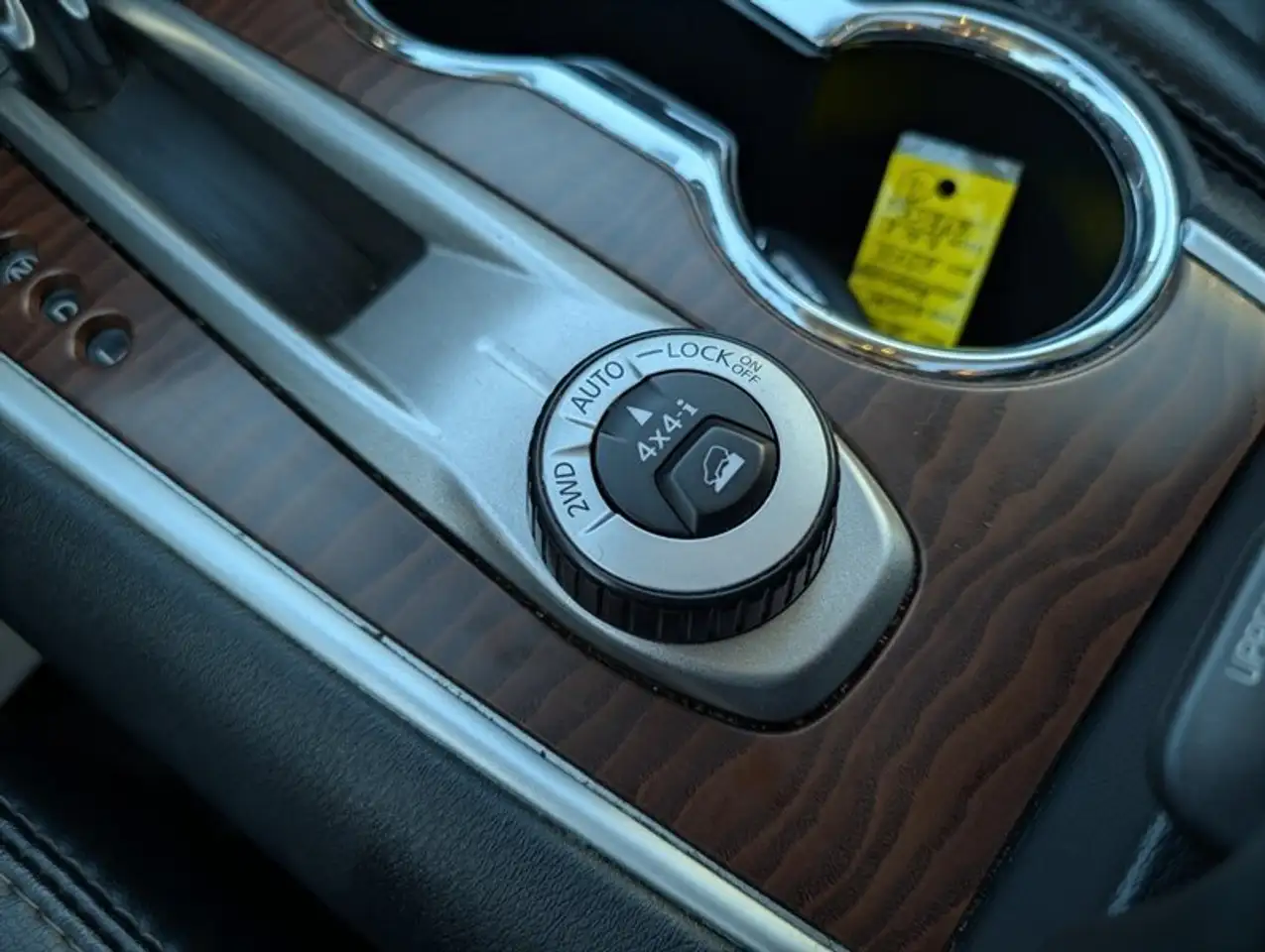 Nissan Pathfinder снимка Nissan Pathfinder