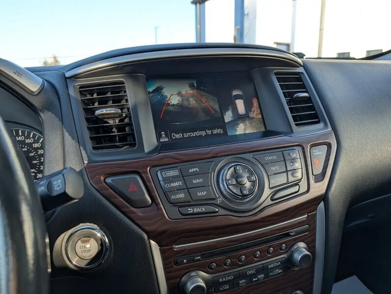 Nissan Pathfinder снимка Nissan Pathfinder