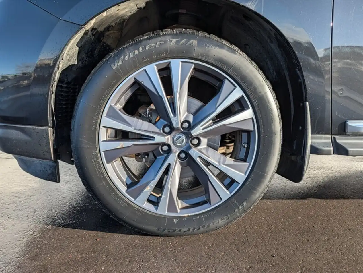 Nissan Pathfinder снимка Nissan Pathfinder