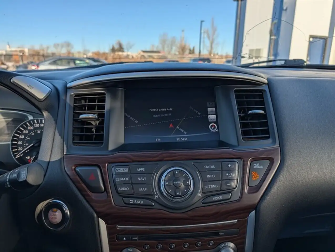 Nissan Pathfinder снимка Nissan Pathfinder