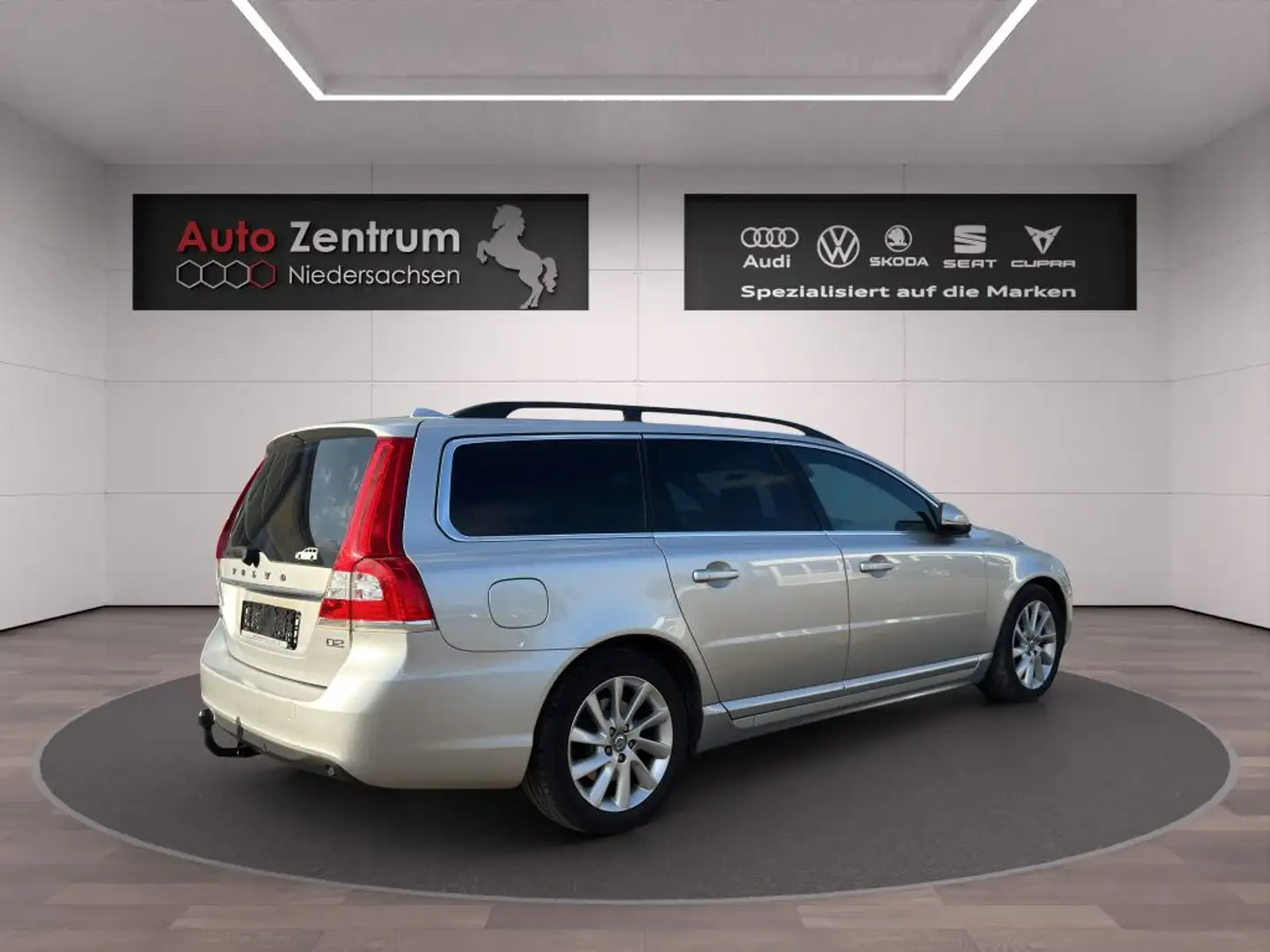 Volvo V70 D2 Geartronic Powershift Momentum AHK PANO LEDER Silver - 1