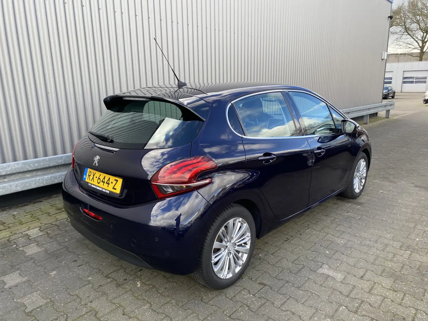 Peugeot 208 1.2 PureTech Blue Lease Executive 5-Drs, Clima, Na Blau - 2