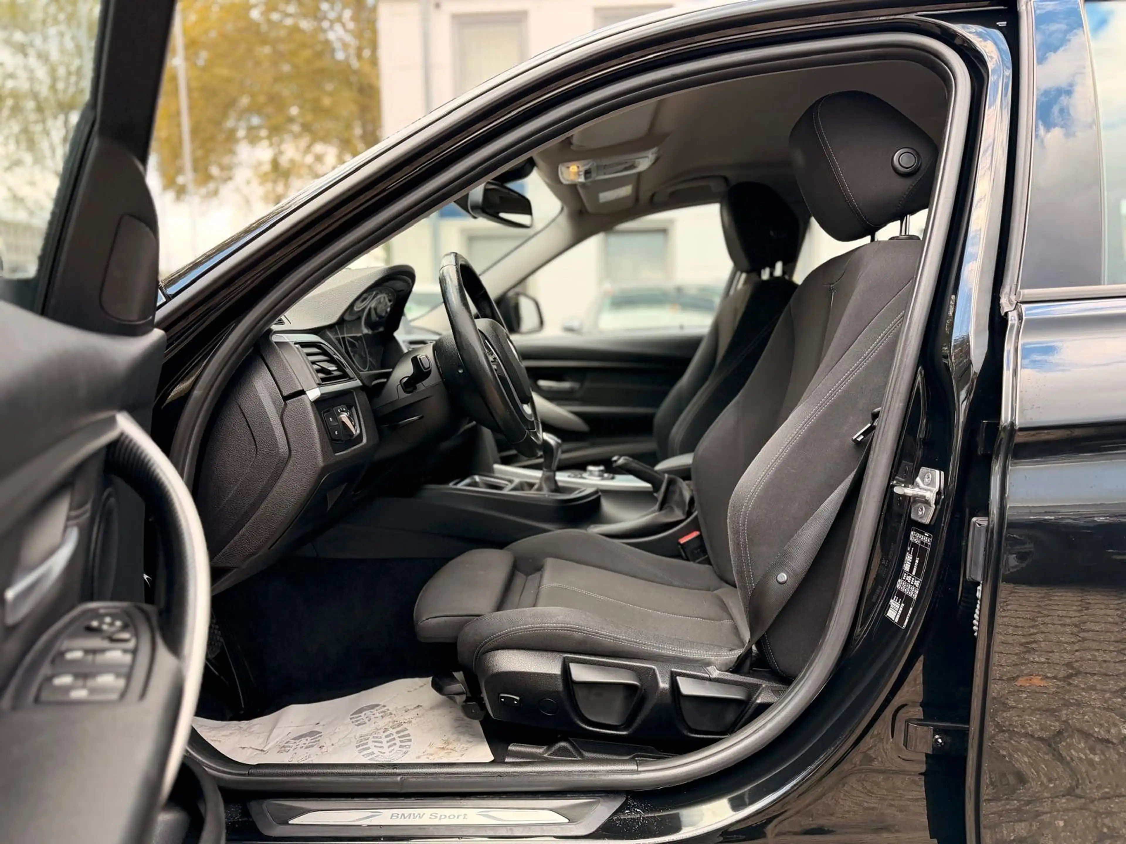 BMW 318 d T Sport Xenon/Keyless/PDC/LED — photo 8