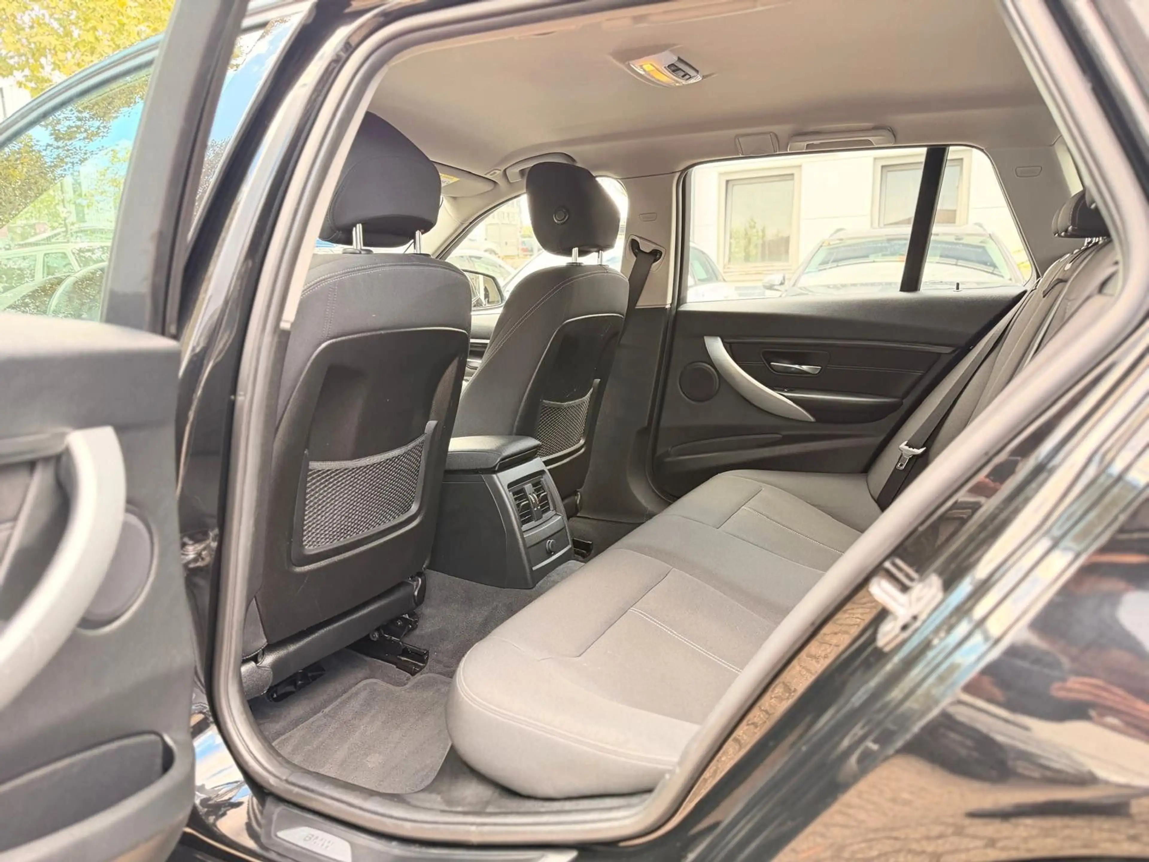 BMW 318 d T Sport Xenon/Keyless/PDC/LED — photo 11