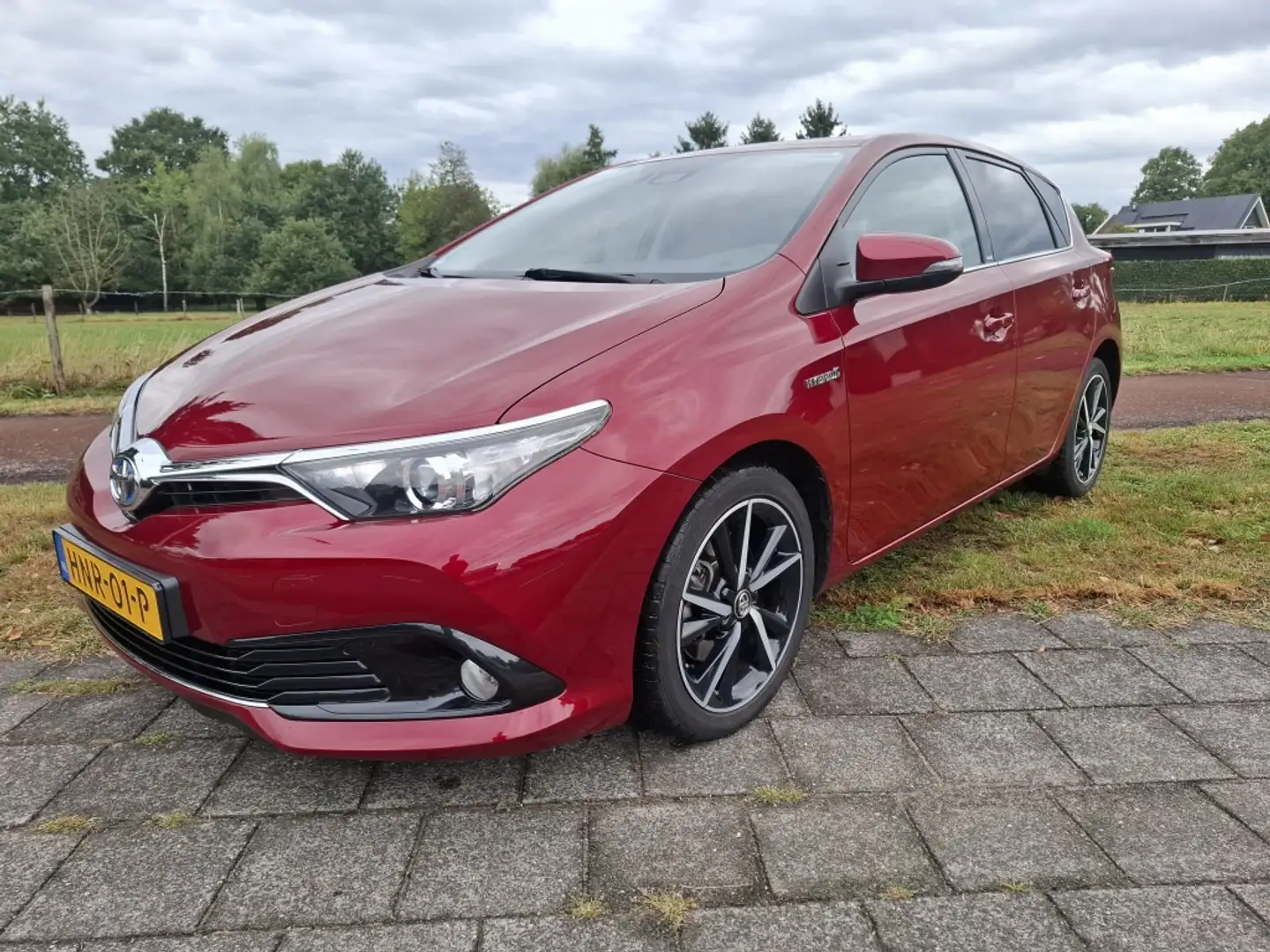 Toyota Auris 1.8 Hybrid Edition S Rouge - 1