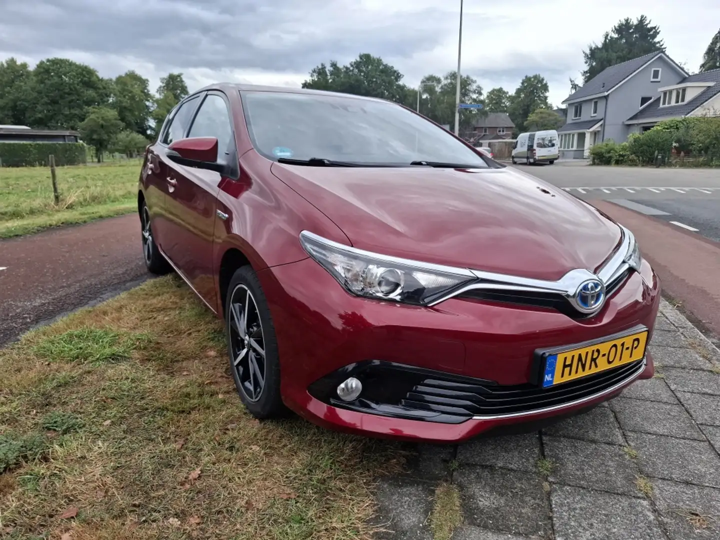 Toyota Auris 1.8 Hybrid Edition S Rouge - 2