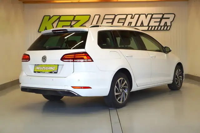Volkswagen Golf view 4