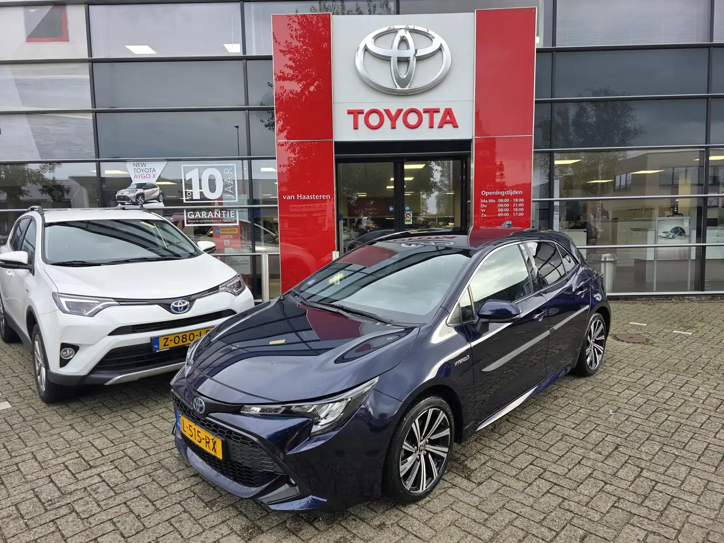 Toyota Corolla 1.8 Hybrid 122pk CVT Dynamic Blauw - 1
