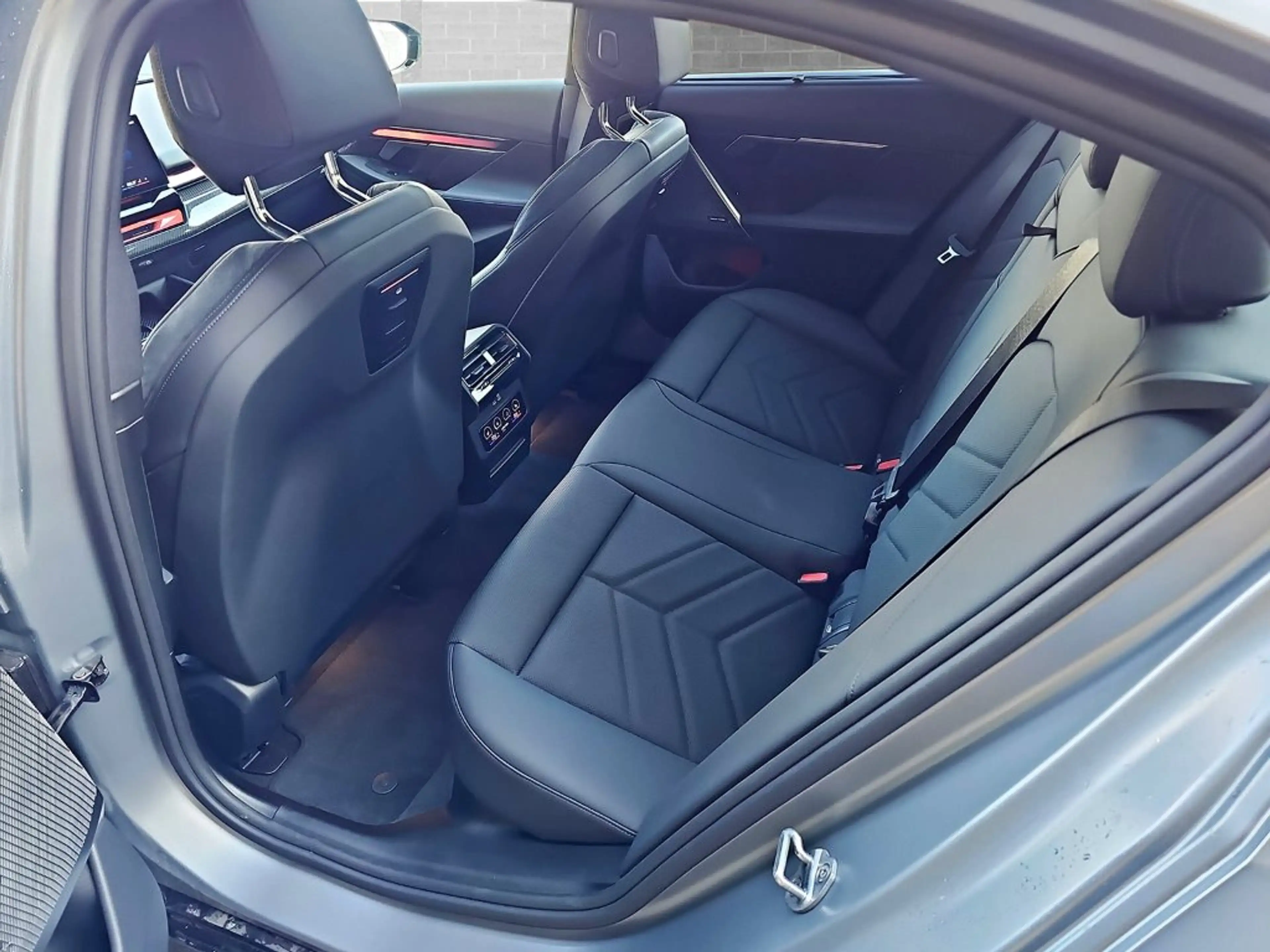 BMW i5 M60 xDrive — photo 4