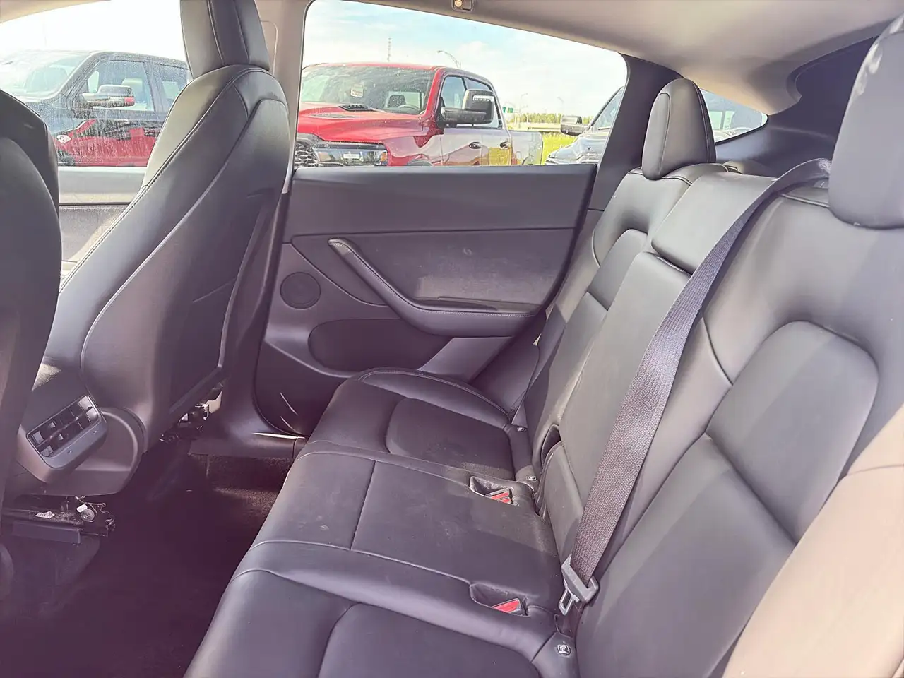 Tesla Model Y снимка Tesla Model Y