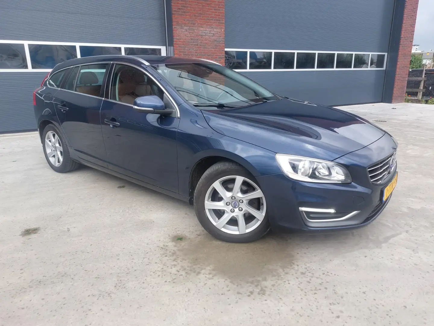 Volvo V60 2.0 D4 Summum Leer Navigatie LMV Blauw - 1