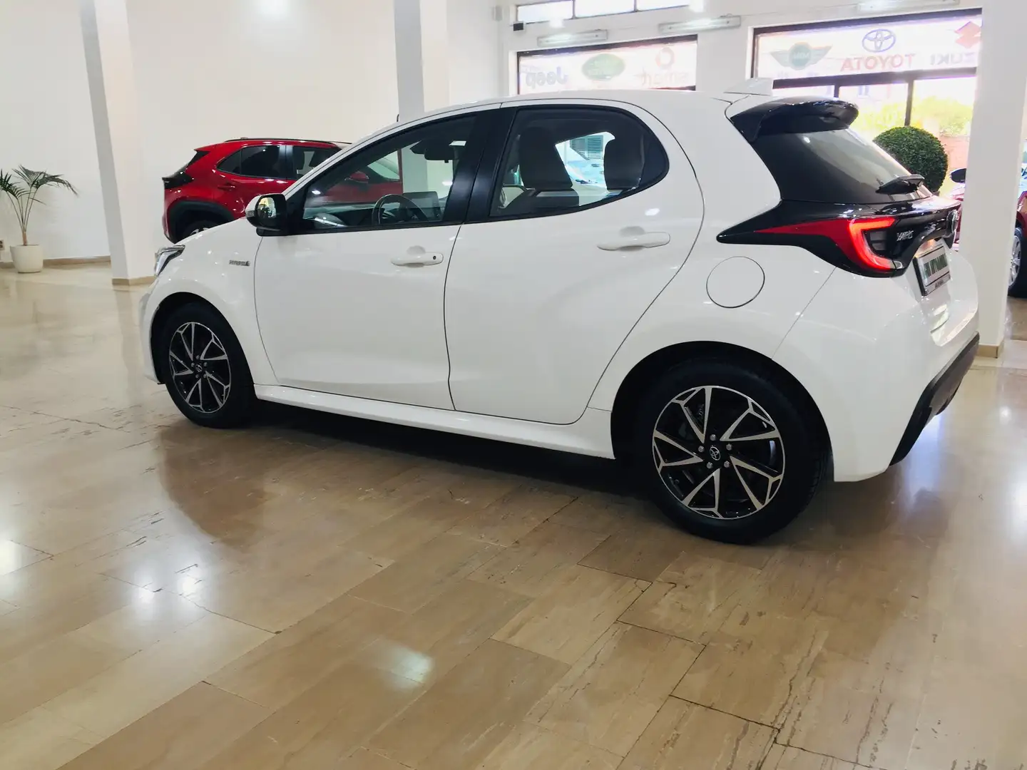 Toyota Yaris 1.5h Trend Blanc - 2