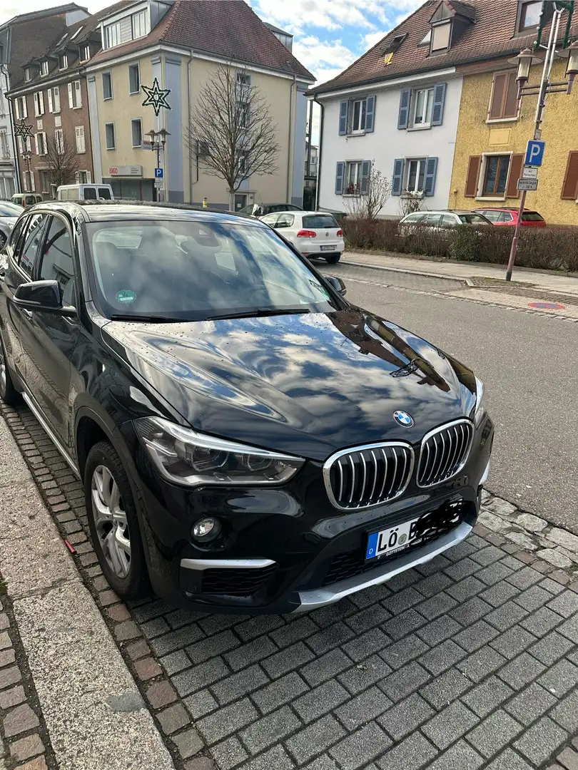 BMW X1 xDrive20i Aut. Sport Line Fekete - 1
