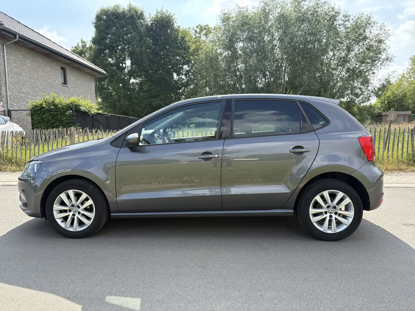 Volkswagen Polo 1.0i Trendline/bluehtooth/airco/usb/aux/start&stop Gris - 2