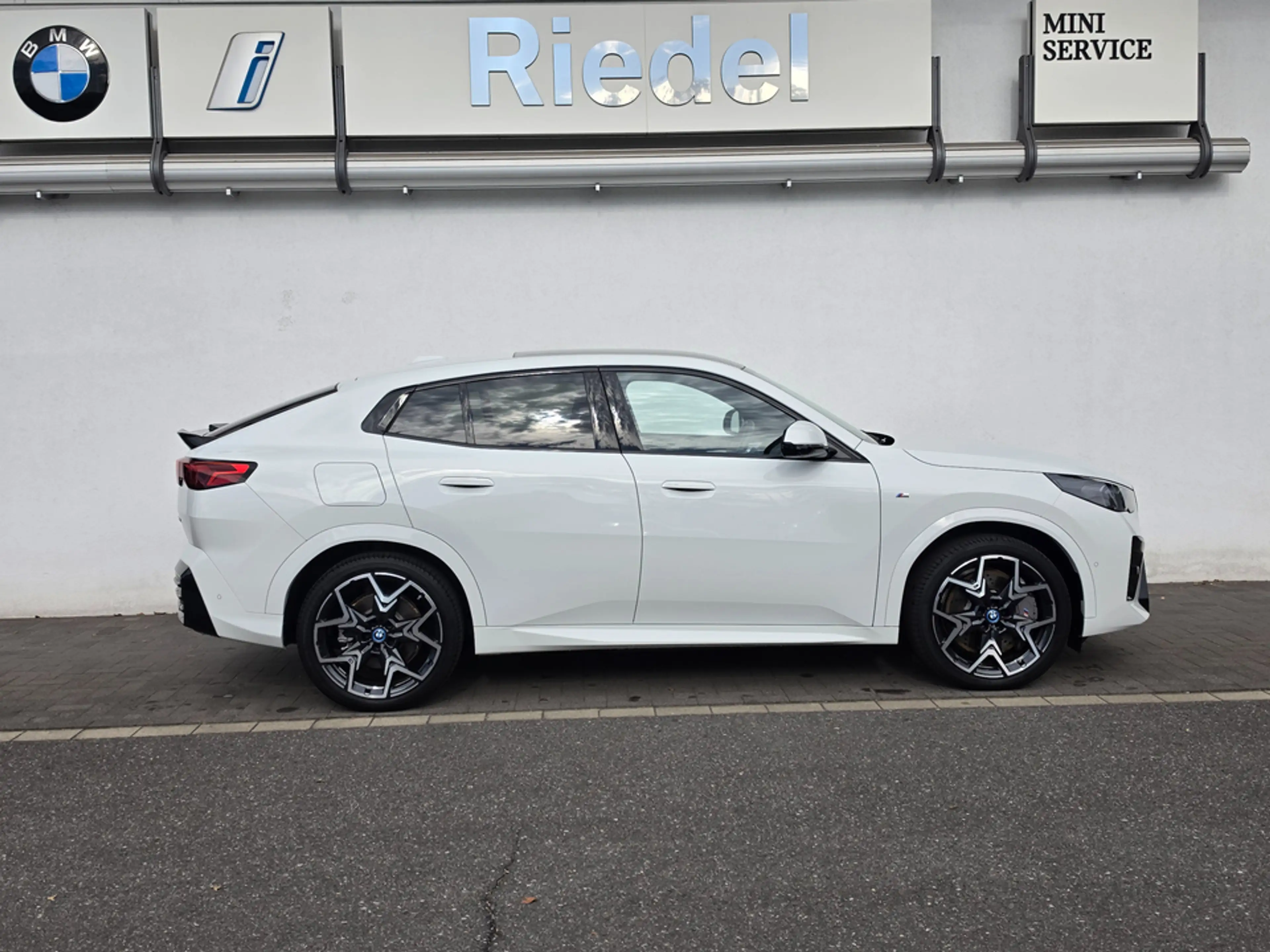 BMW iX2 ix2 xDrive30 M SportpaketPro Pano Head-Up DAPro — photo 2