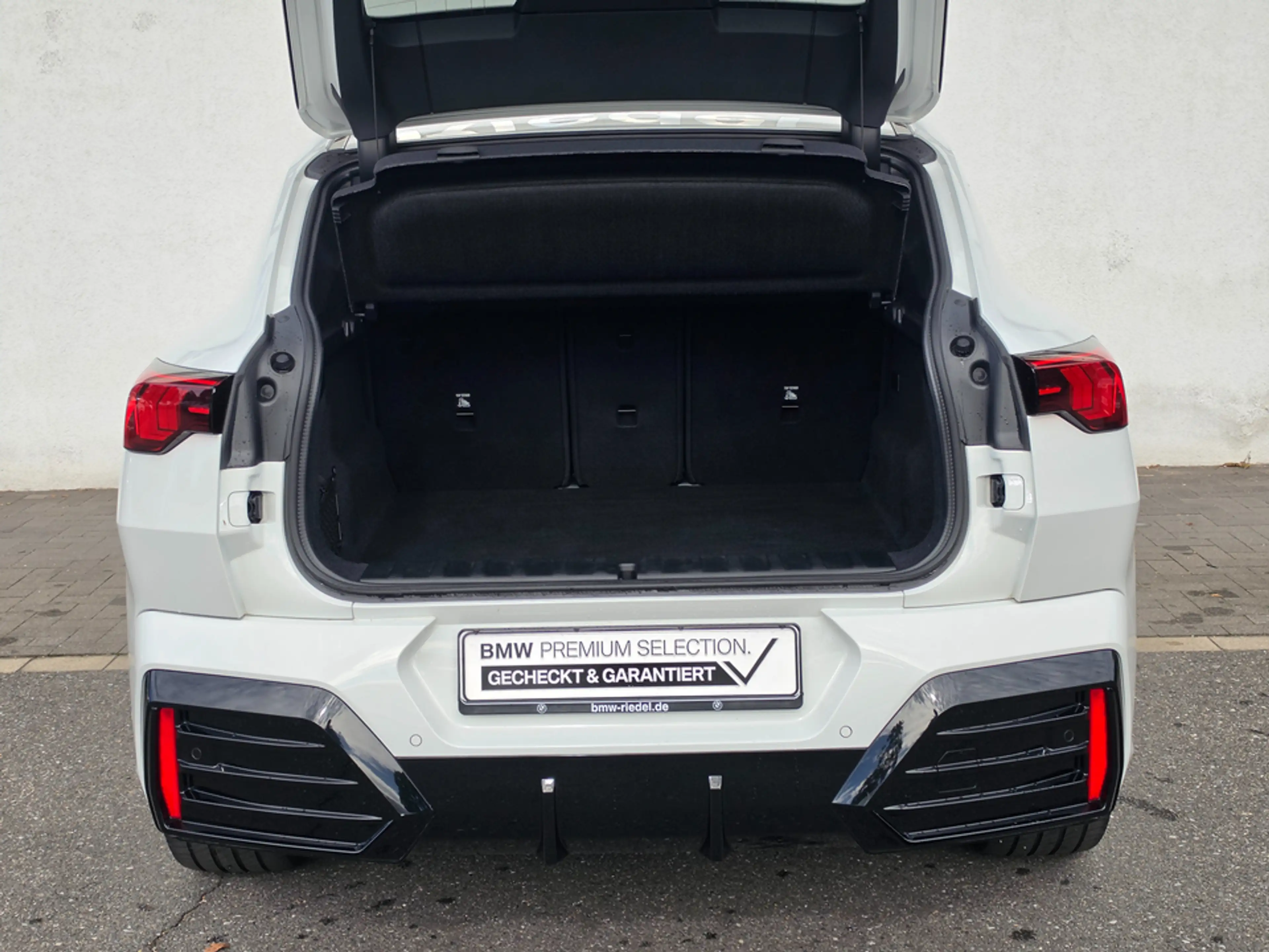 BMW iX2 ix2 xDrive30 M SportpaketPro Pano Head-Up DAPro — photo 31