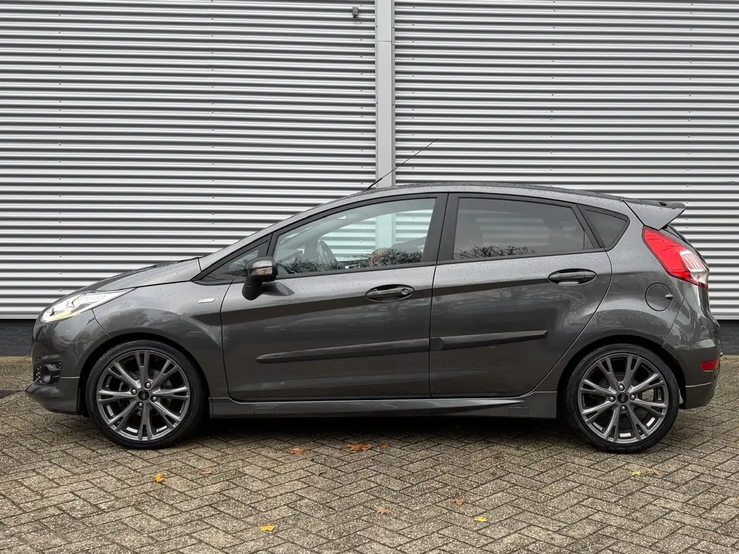 Ford Fiesta 1.0 EcoBoost 100PK 5D ST Line | Trekhaak | Navigat Grau - 2