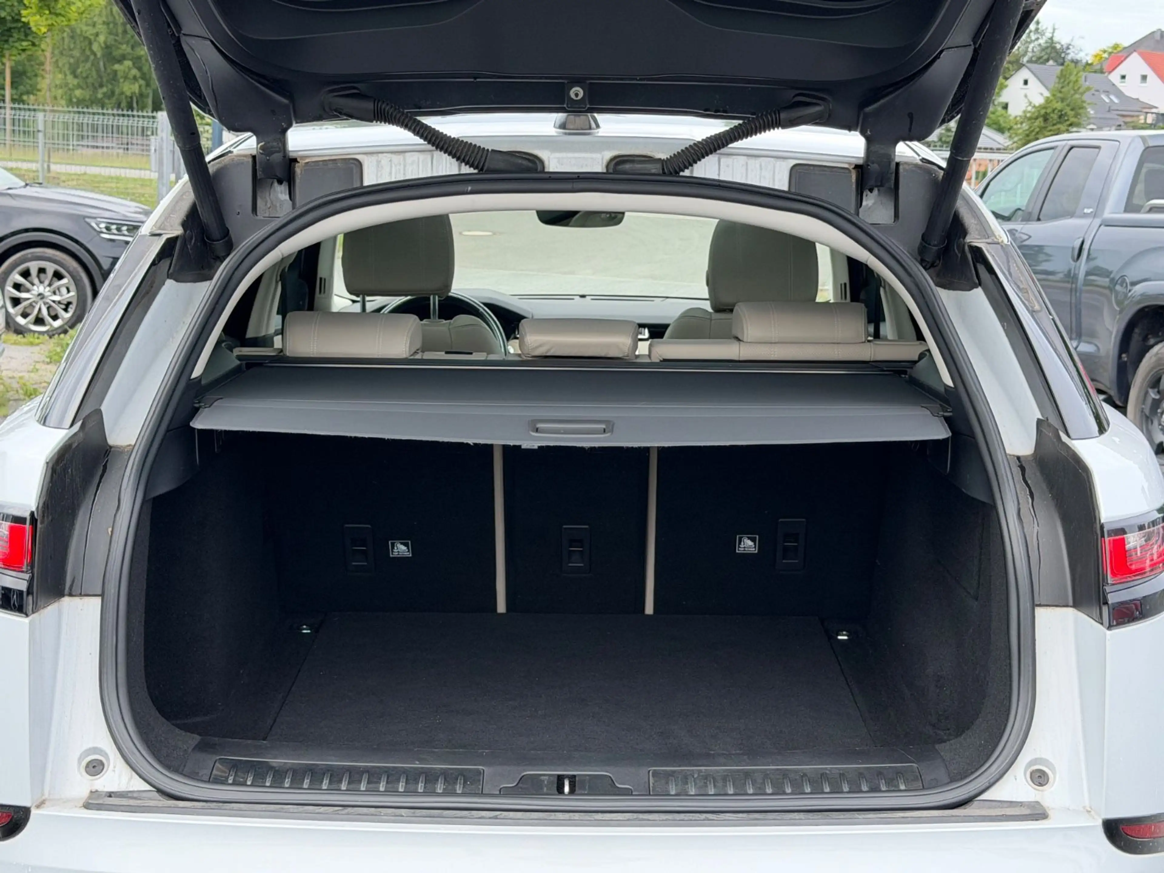 Land Rover Range Rover Velar R-Dynamic SE — photo 8