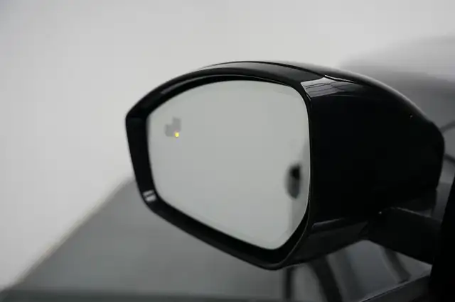 Land Rover Discovery Sport view 14