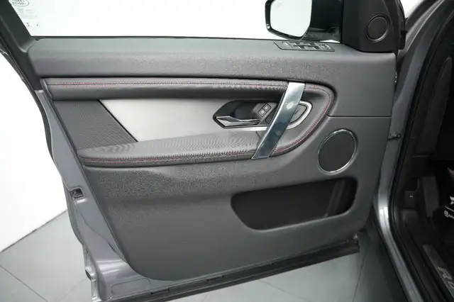 Land Rover Discovery Sport view 13