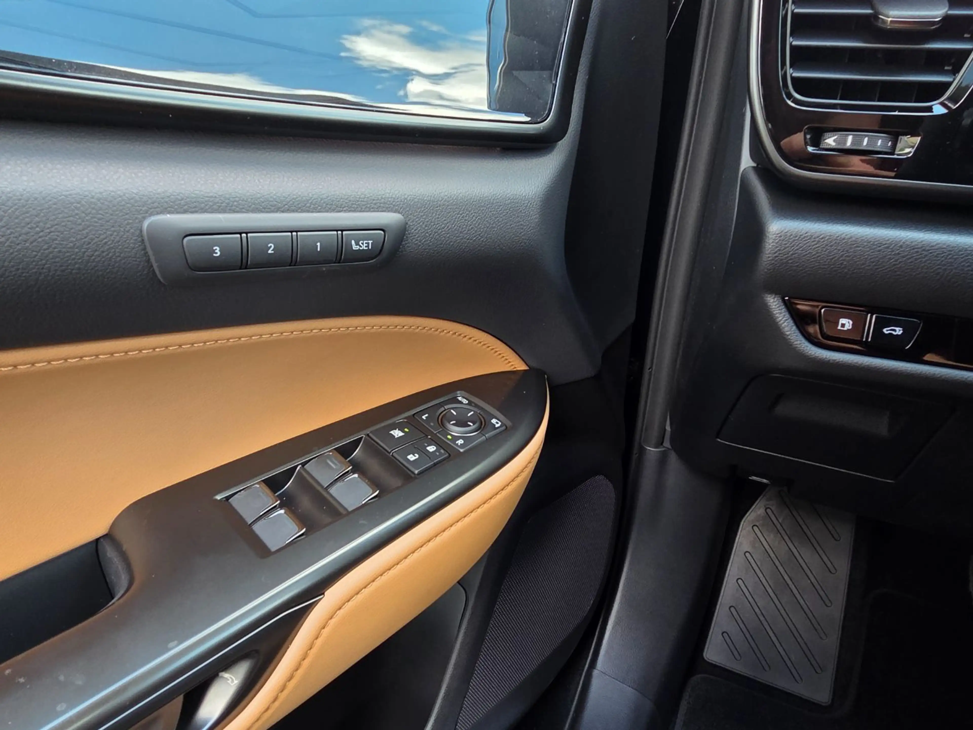 Lexus NX 450h+ Plug-in Business Line LED, SHZ, 360°Kam. — photo 15