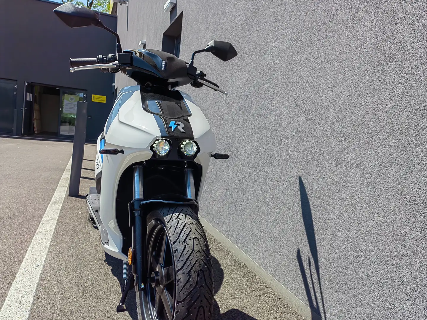 Ray 7.7 elektrischer Motoroller 125ccm Weiß - 2
