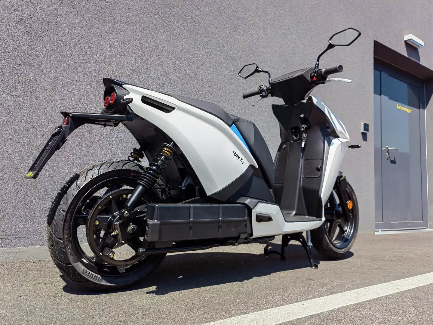Ray 7.7 elektrischer Motoroller 125ccm Weiß - 1