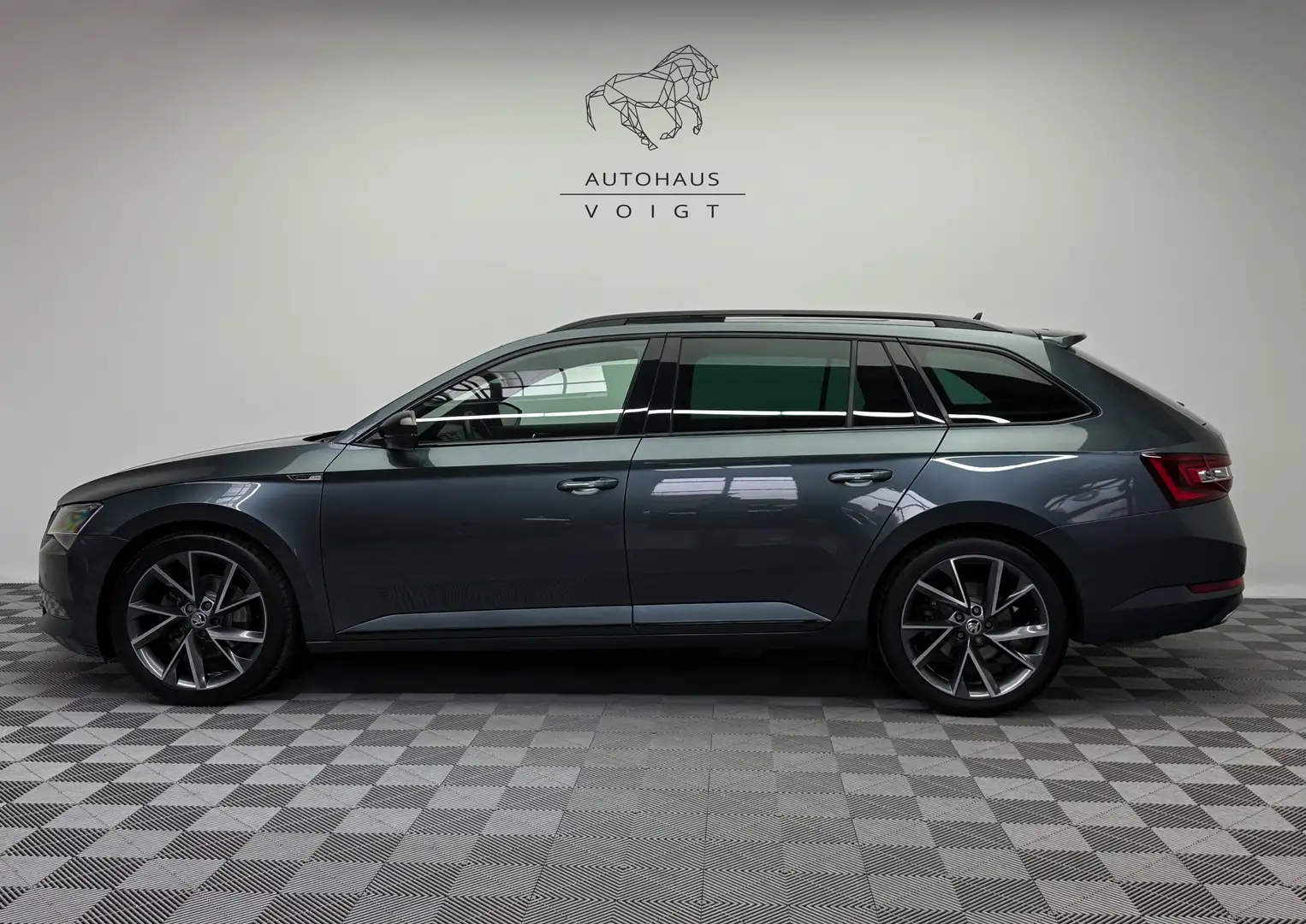 Skoda Superb Sportline 4x4|2.Hand|Virtual|Pano|AHK|ACC| Grau - 1