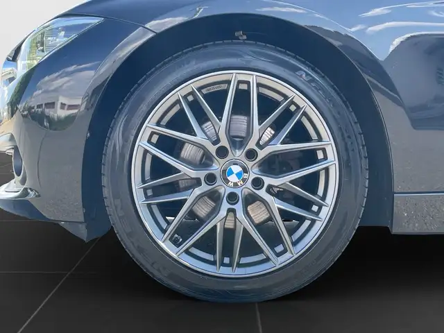BMW 3 Series view 17