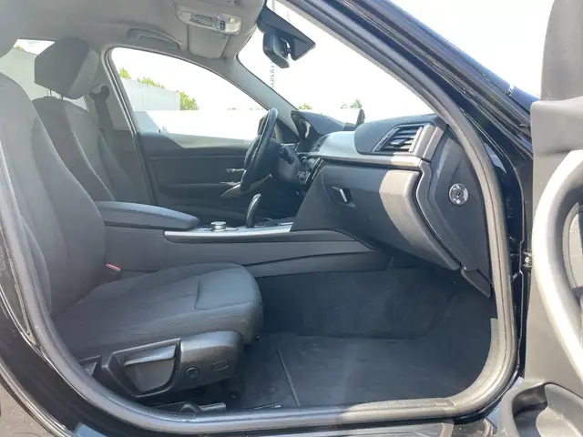 BMW 3 Series view 15