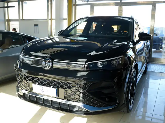 Volkswagen Tiguan view 3
