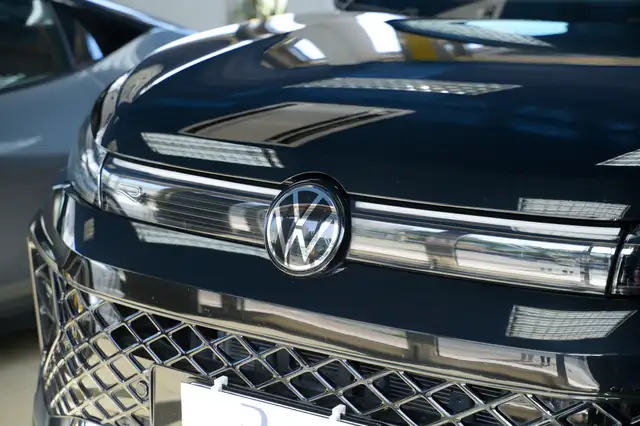 Volkswagen Tiguan view 4