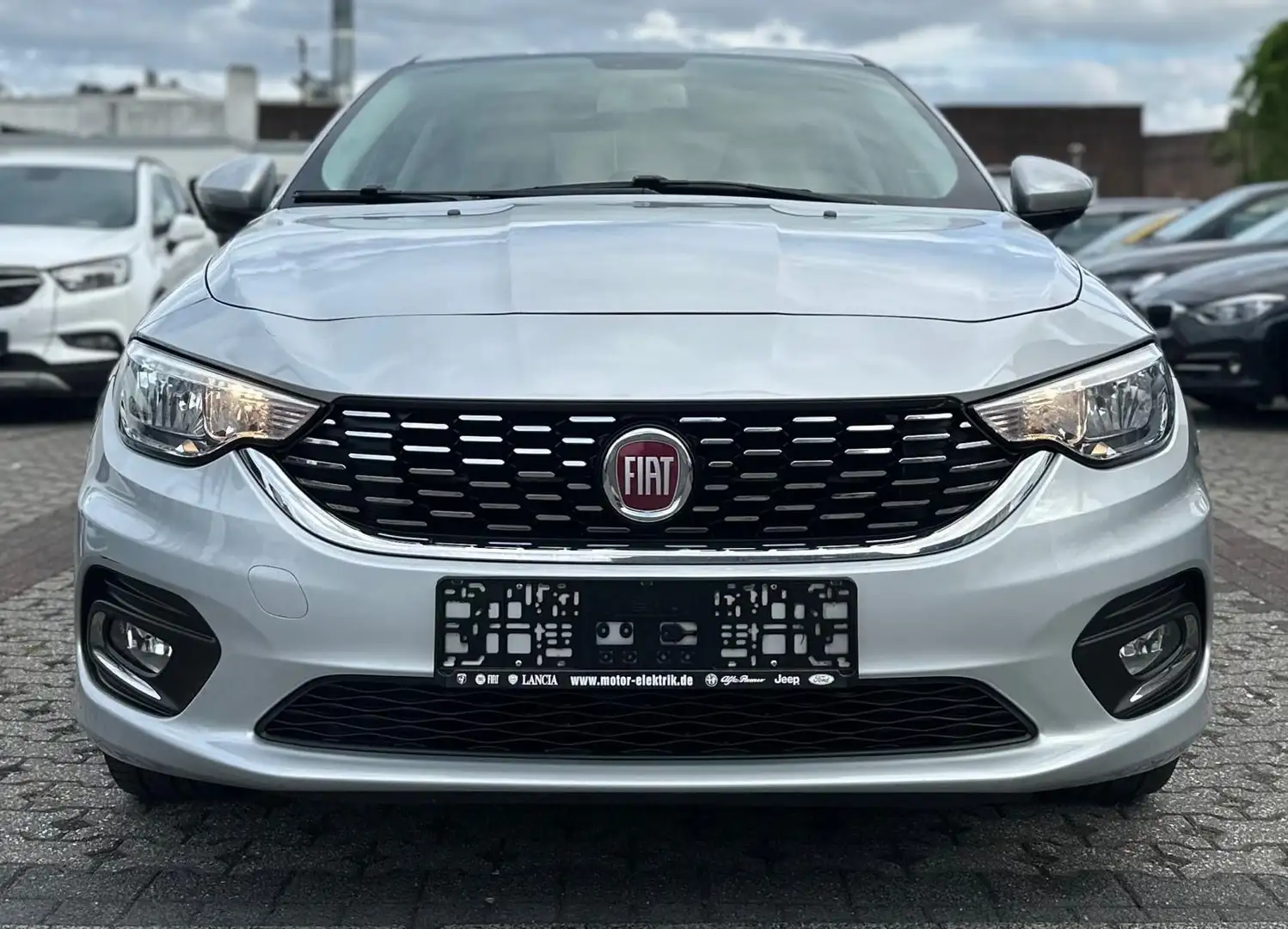 Fiat Tipo TIPO *EASY*1HAND-SHZ-NAVI-AUTOMATIK-KLIMA-PDC- Zilver - 2