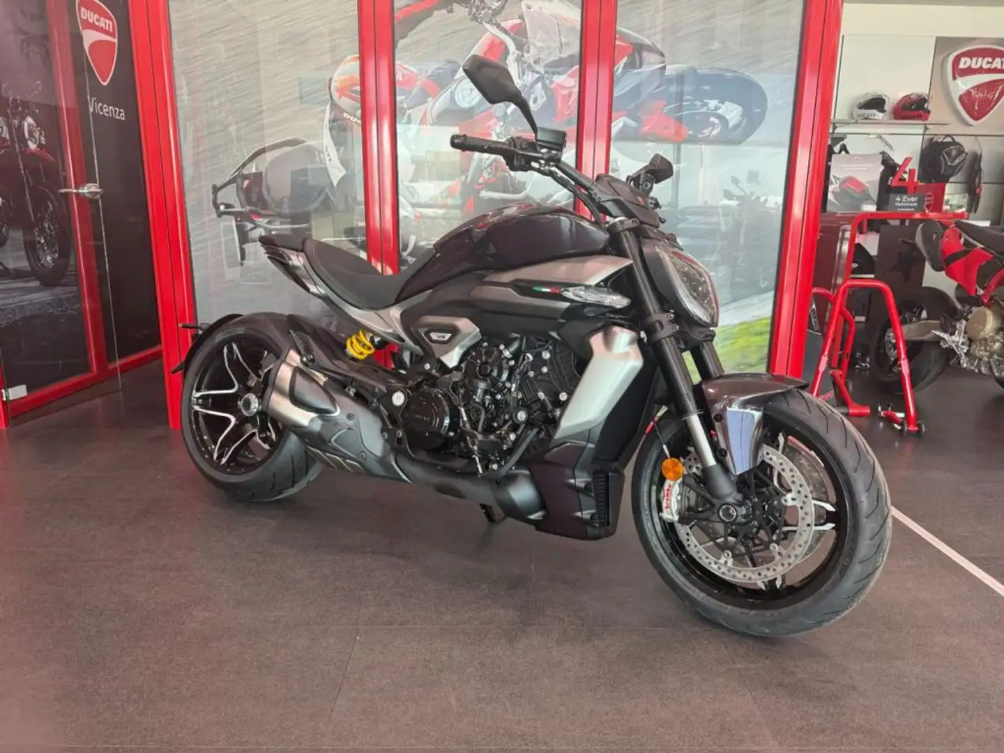 Ducati XDiavel V4 BLACK LAVA 2025 - 1