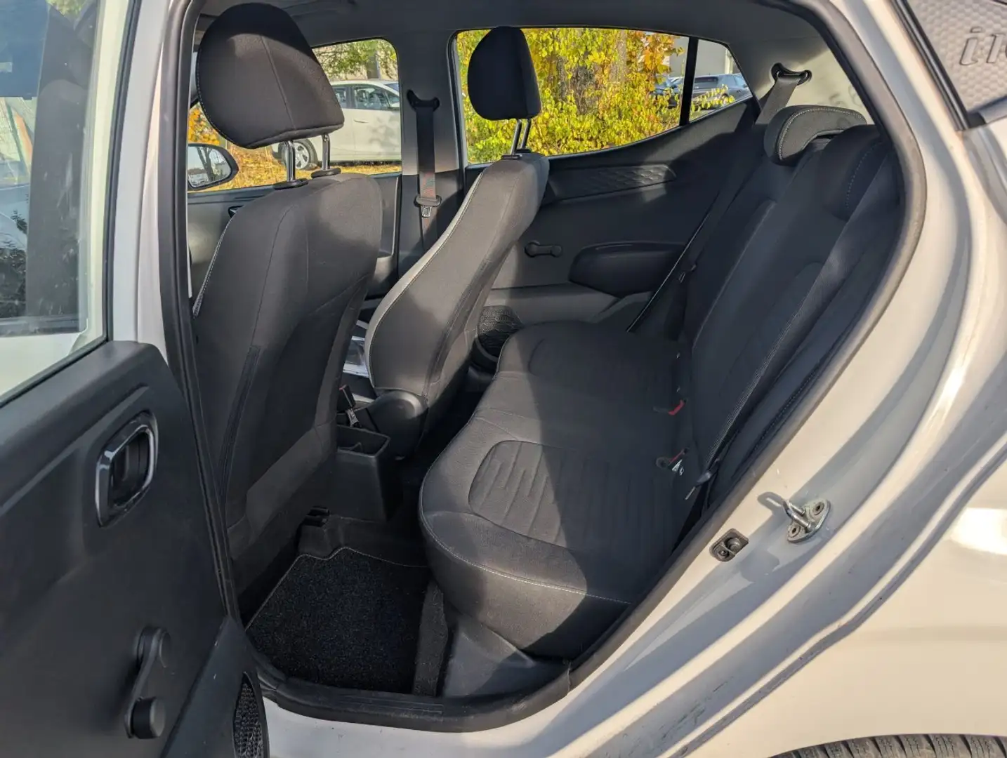 Hyundai i10 Select/1.Hand/Scheckheft/Klima/Spurhalteassistent White - 2