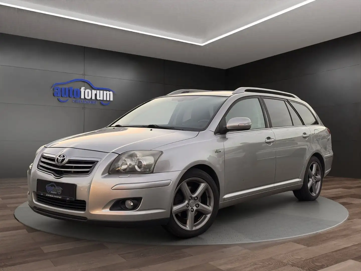Toyota Avensis Kombi 2.2 D-CAT Executive NAVI°XENON°SHZ Silber - 1