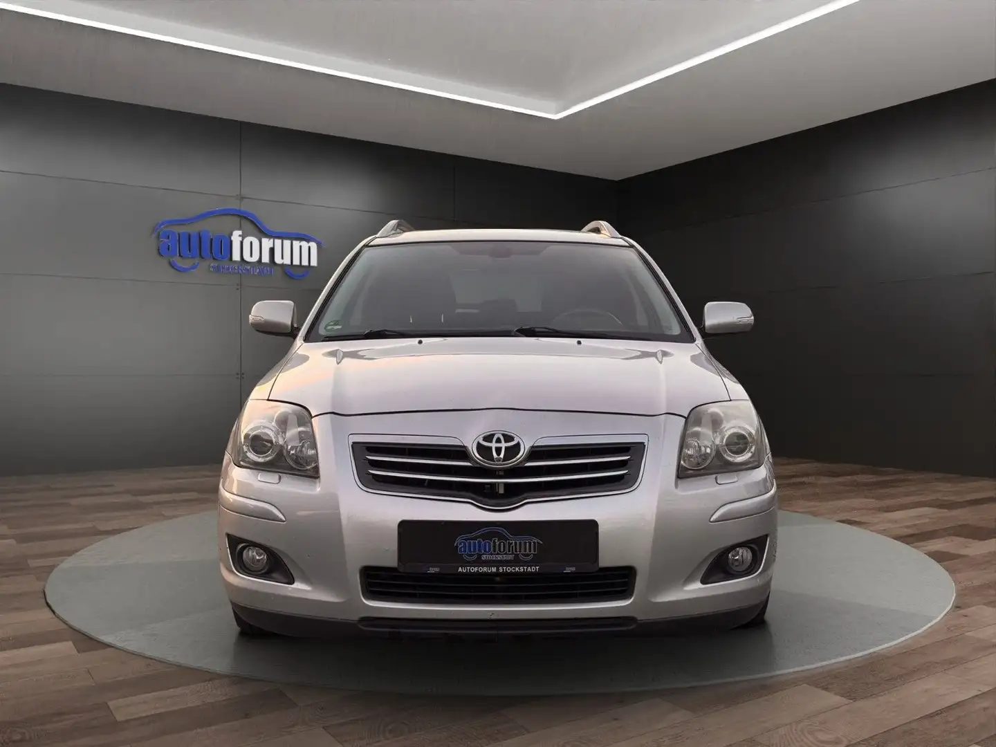 Toyota Avensis Kombi 2.2 D-CAT Executive NAVI°XENON°SHZ Silber - 2