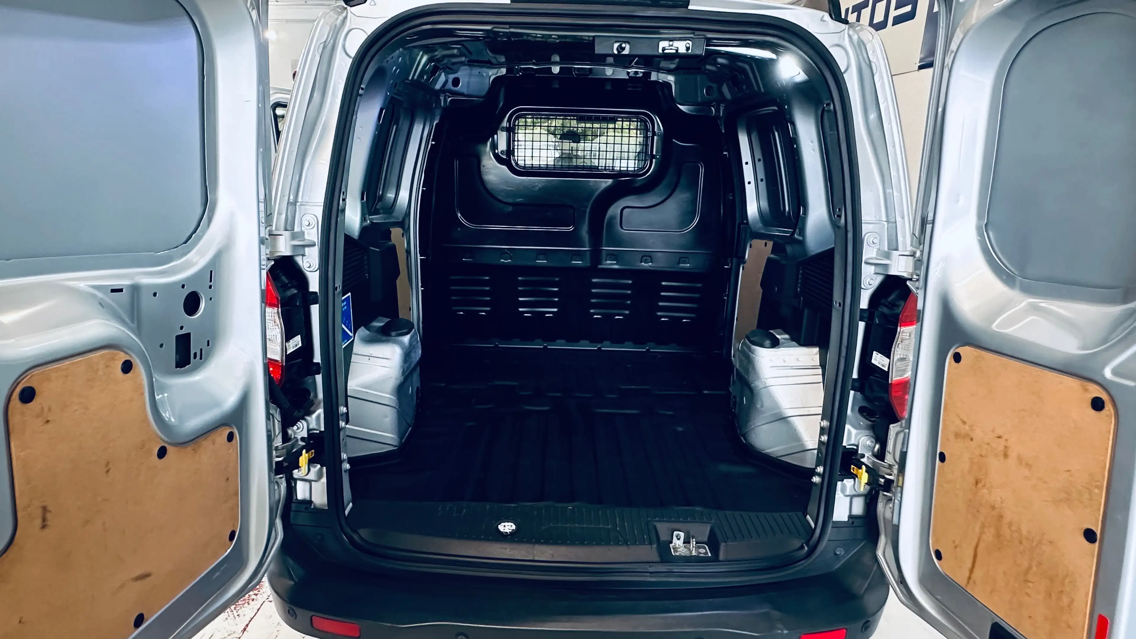 Ford Transit Courier Transit Courier 1.5 TDCi Ambiente (EU6.2) — photo 13