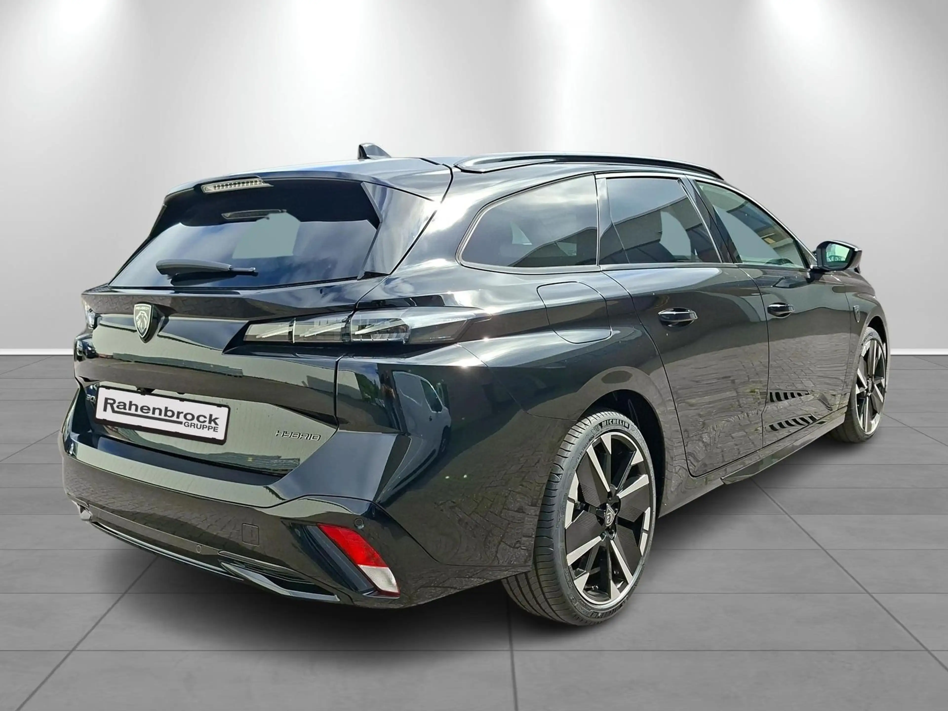 Peugeot 308 1.2 Hybrid 145 SW GT Exclusive — photo 4
