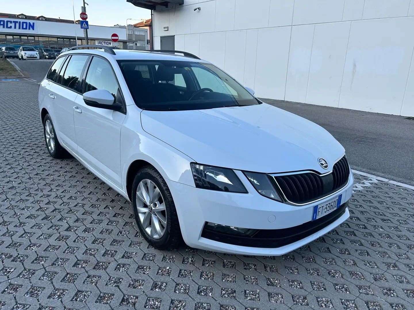 Skoda Octavia Wagon 1.6 tdi Style 115cv dsg Bílá - 1