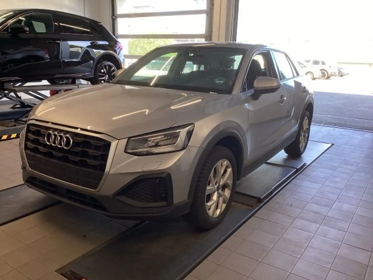 Audi Q2 35 TFSI S tronic NAVI/KAMERA/ALLWETTER Silber - 2
