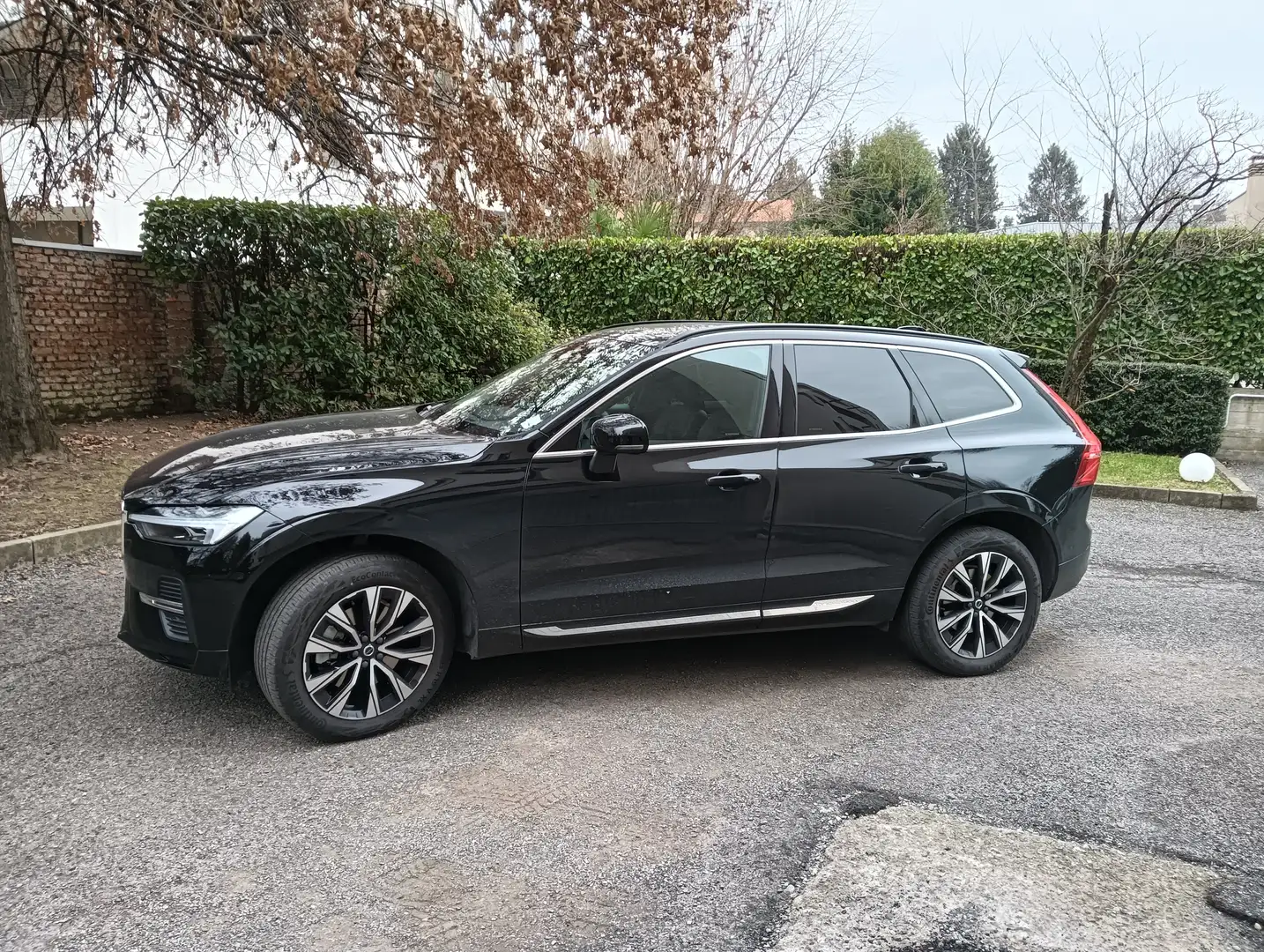 Volvo XC60 XC60 2.0 b4 Essential auto Nero - 2