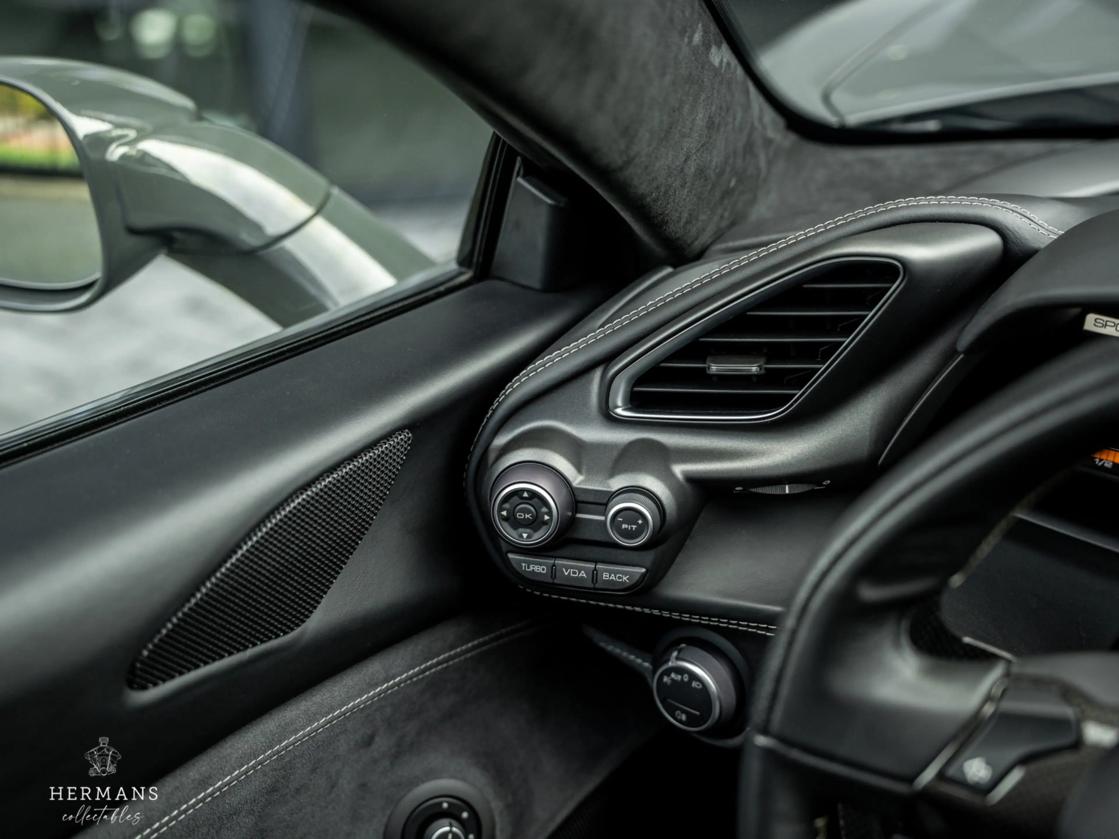 Ferrari 488 3.9 GTB HELE / Dealer / Lift / AFS / Carbon / Hist — photo 26