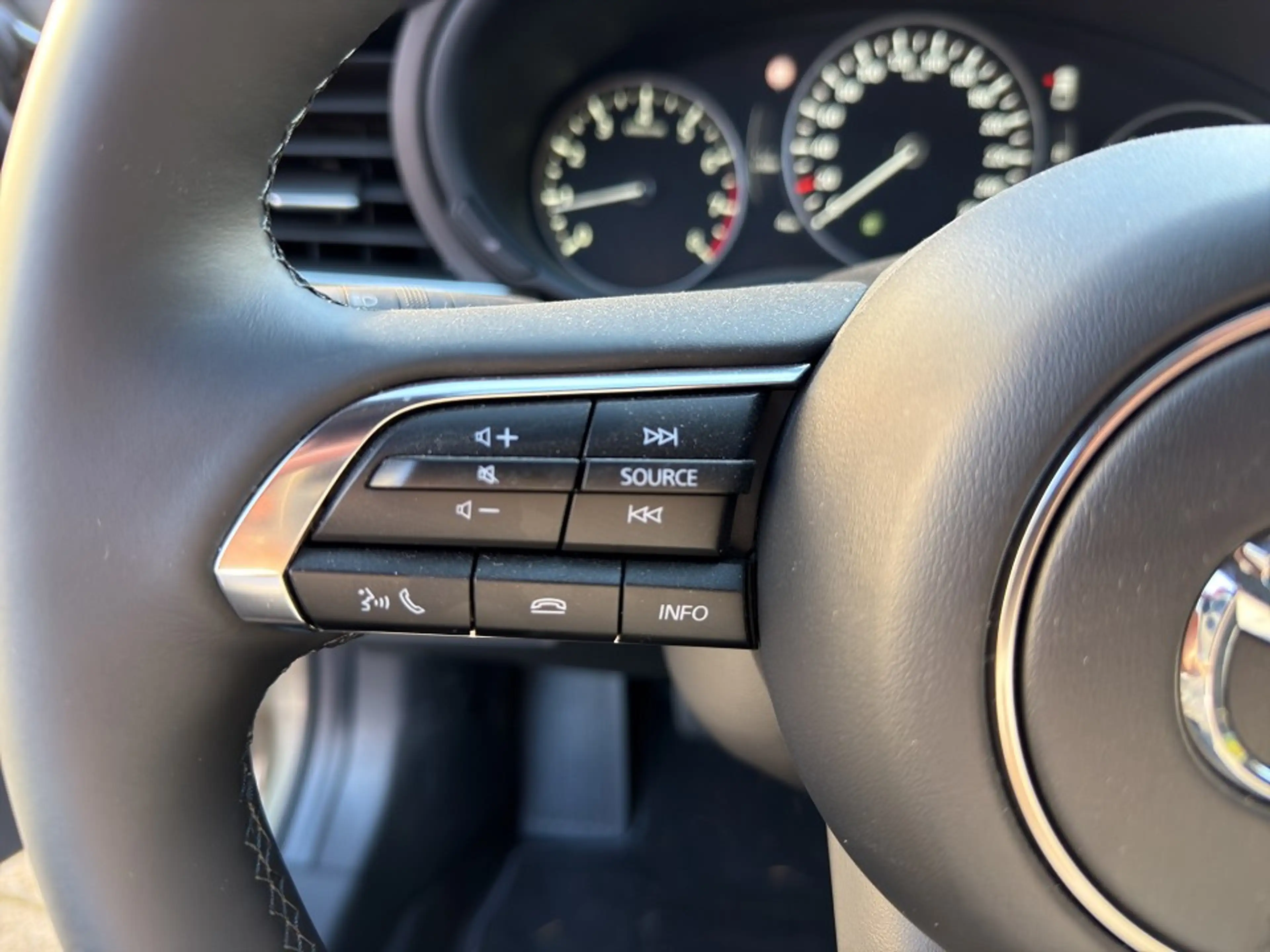 Mazda 3 2.5L e-SKYACTIV G 140ps Exclusive-Line — photo 11