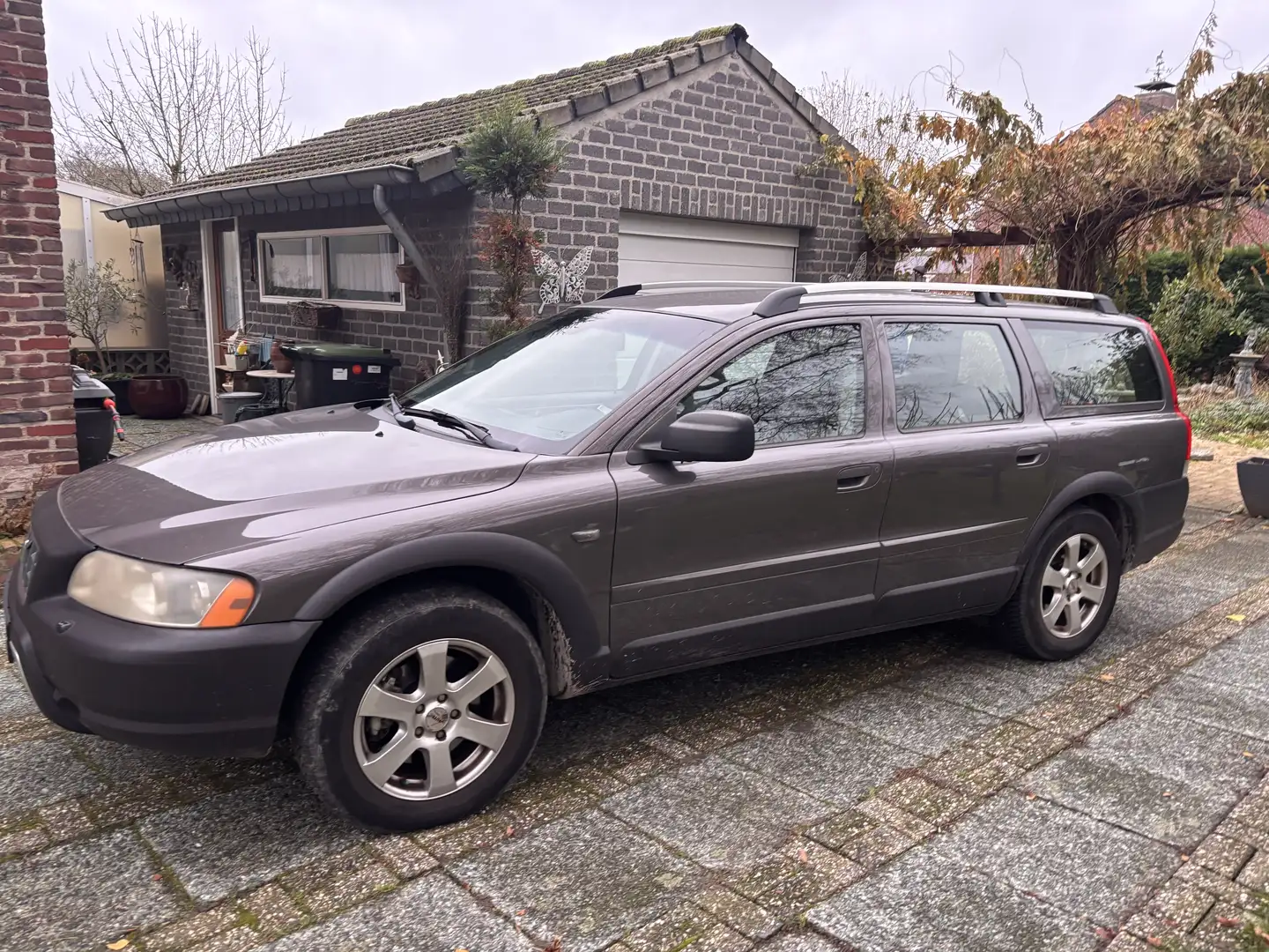 Volvo XC70 2.4 D5 Momentum Braun - 1