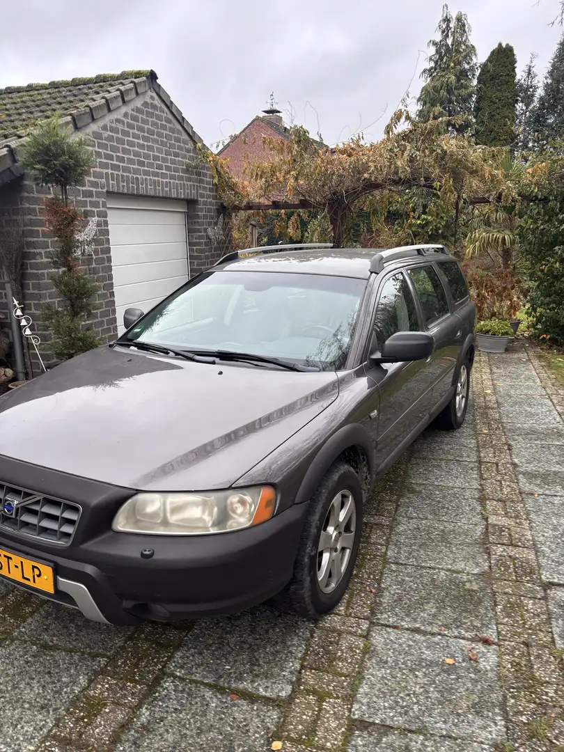 Volvo XC70 2.4 D5 Momentum Braun - 2