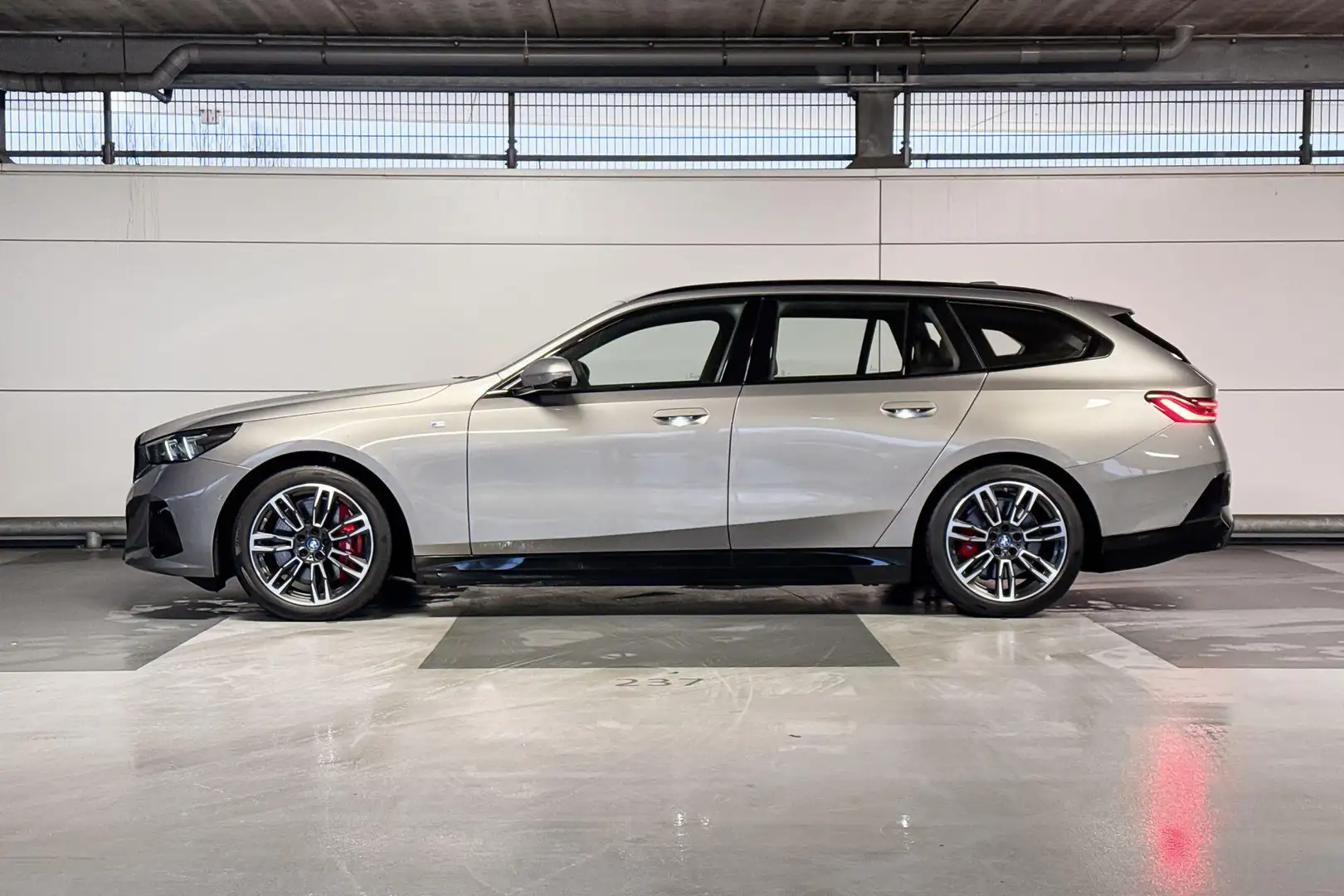 BMW i5 Touring eDrive40 84 kWh Grijs - 2